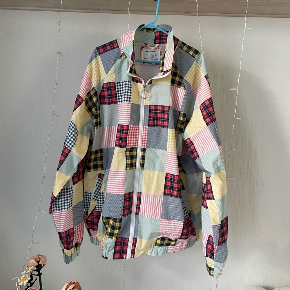 Jacket with zipped pockets